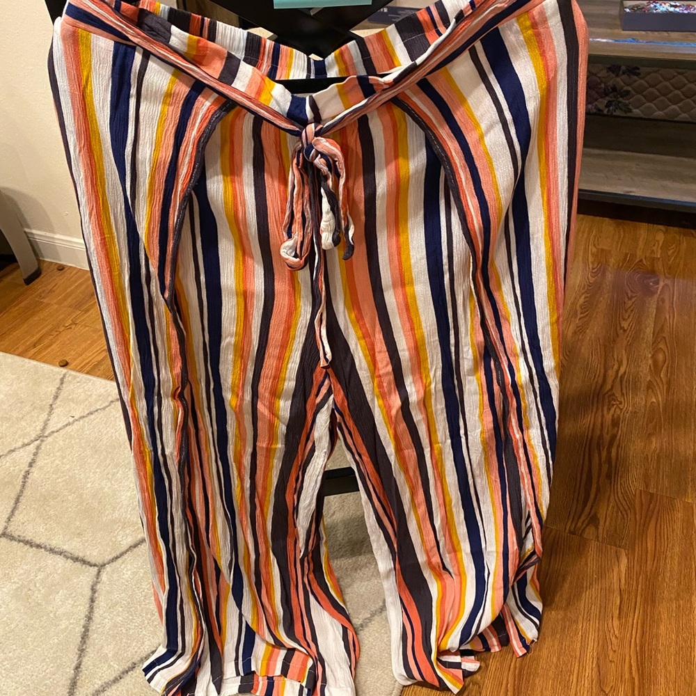 Flowy pants with tied bow on waist